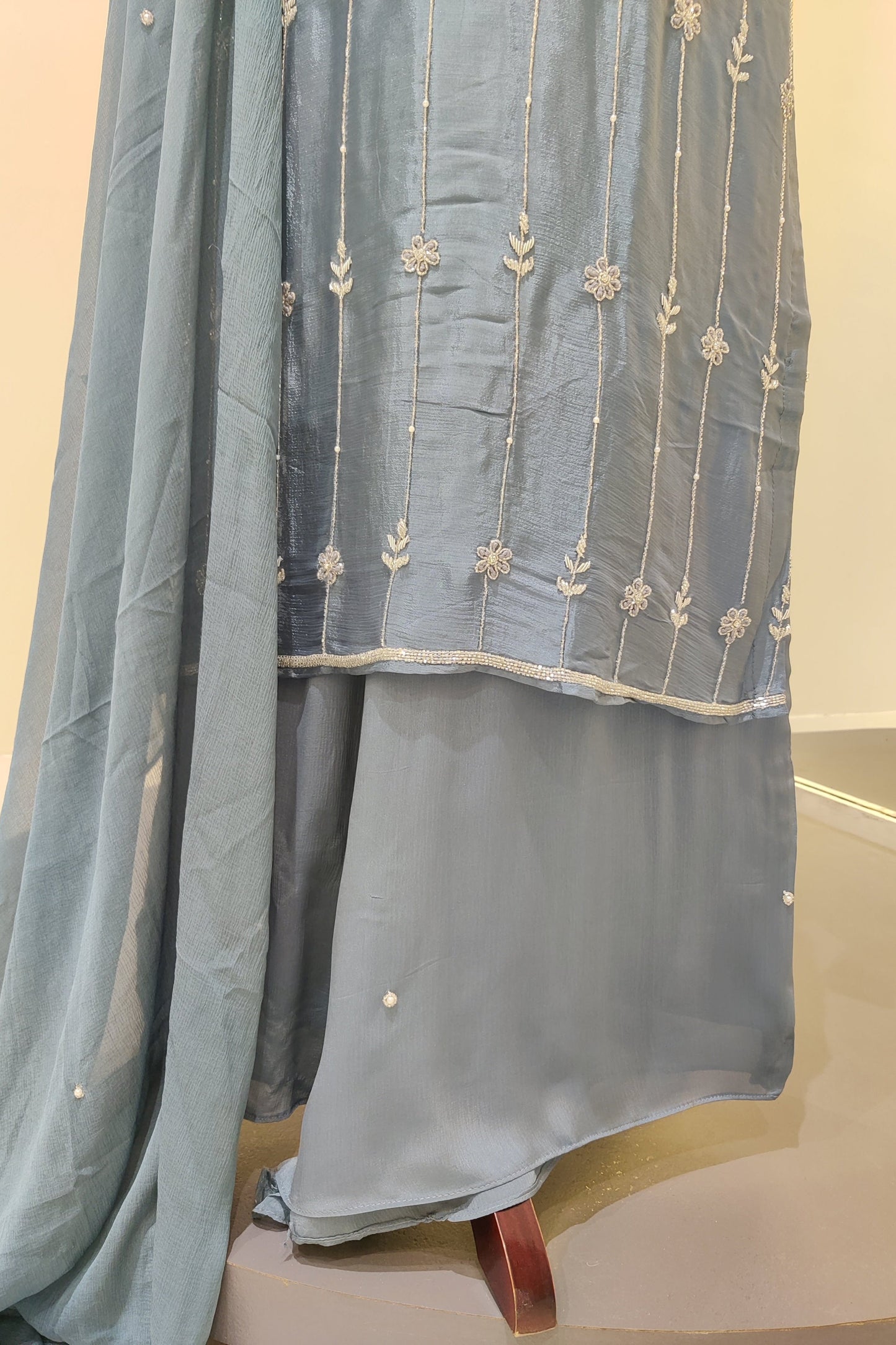 Chinnon hand work suit